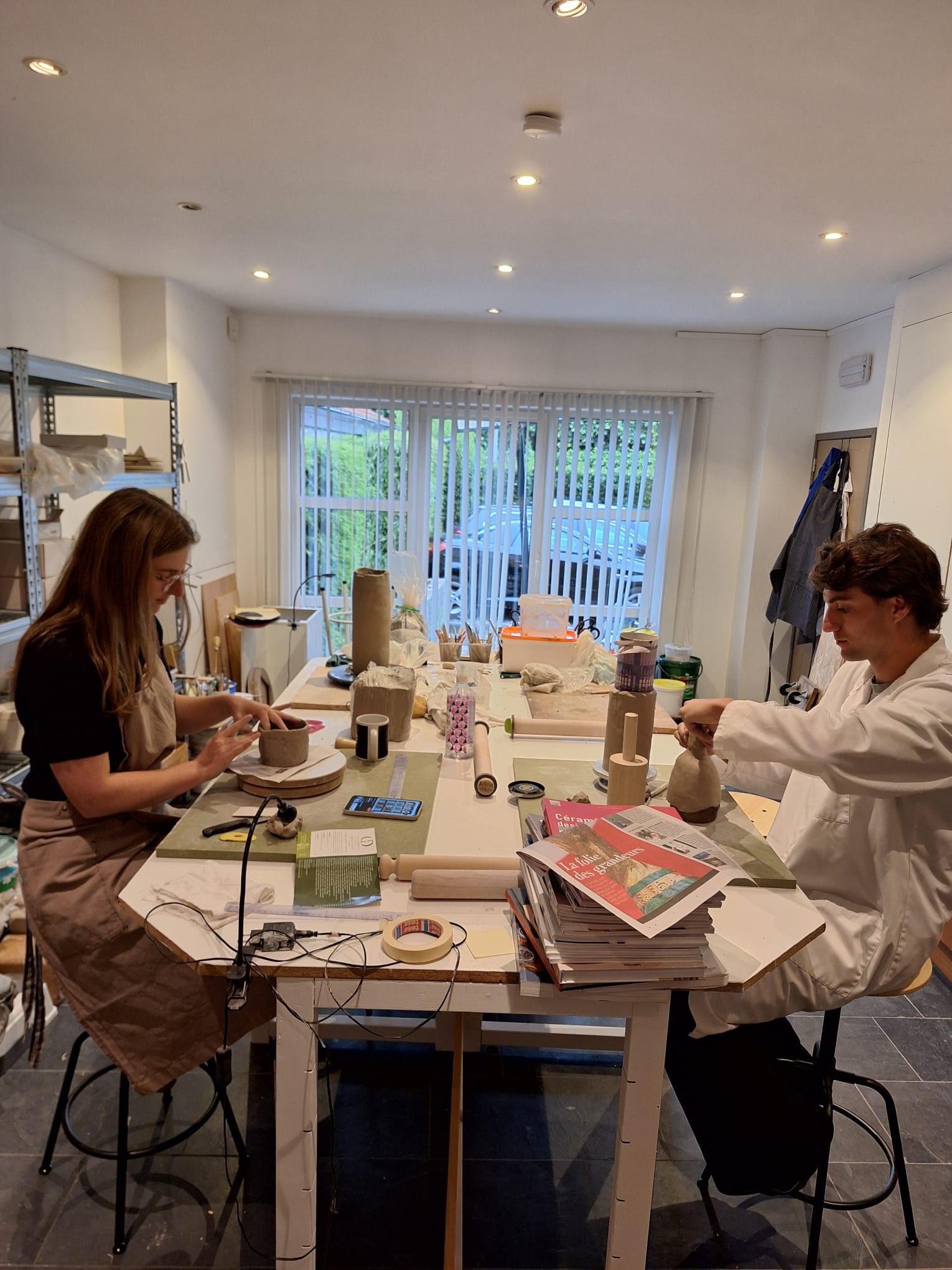 Cours de céramique en petit groupe à l'atelier
