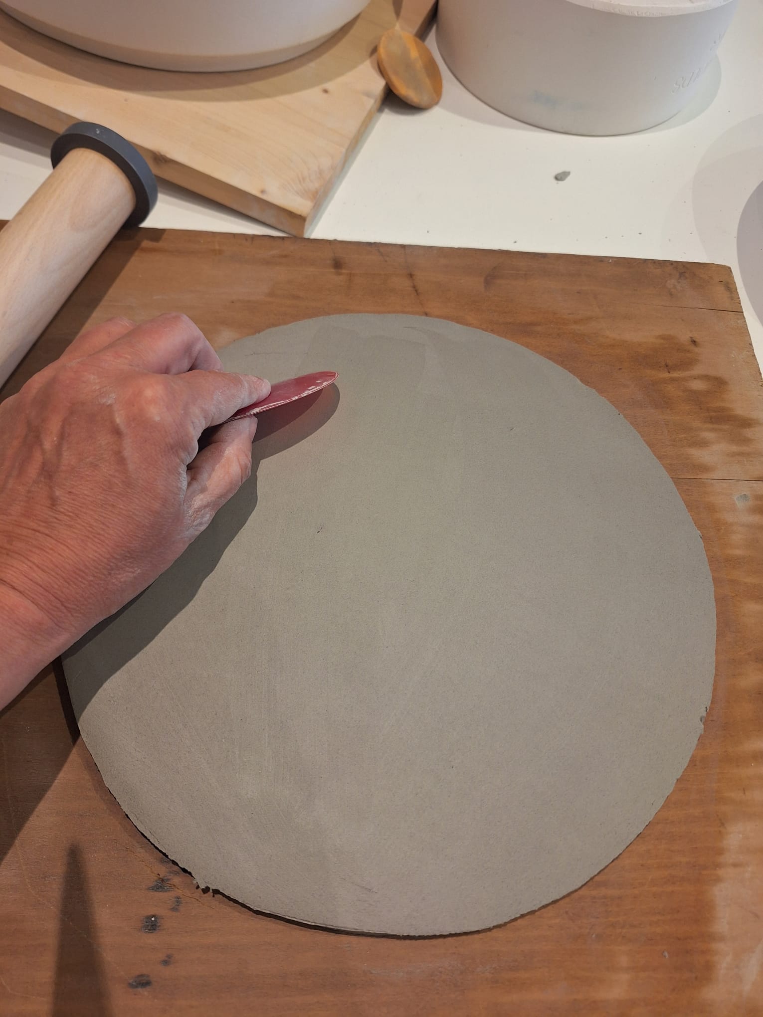 Façonnage de l'argile au rouleau