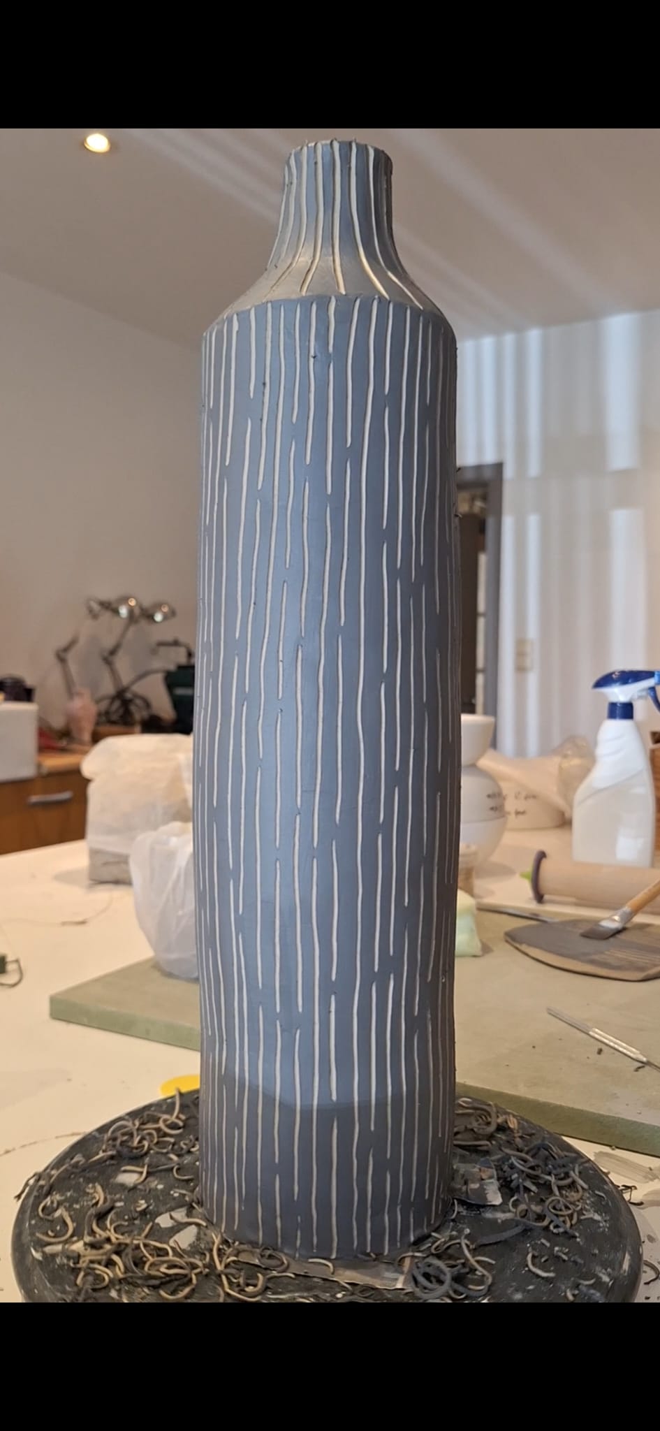 Vase haut strié en céramique grise