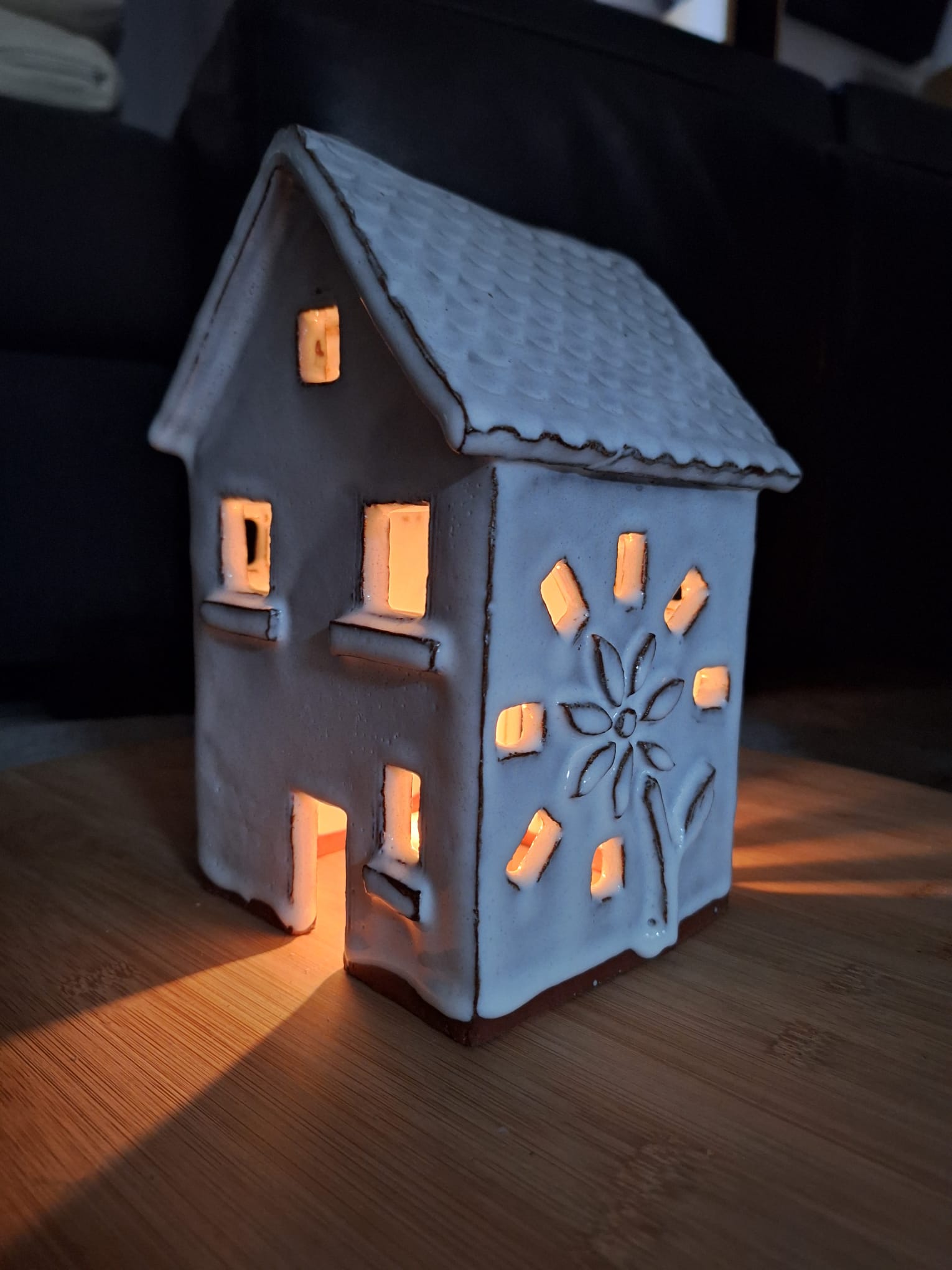 Photophore en forme de maison en céramique, illuminé