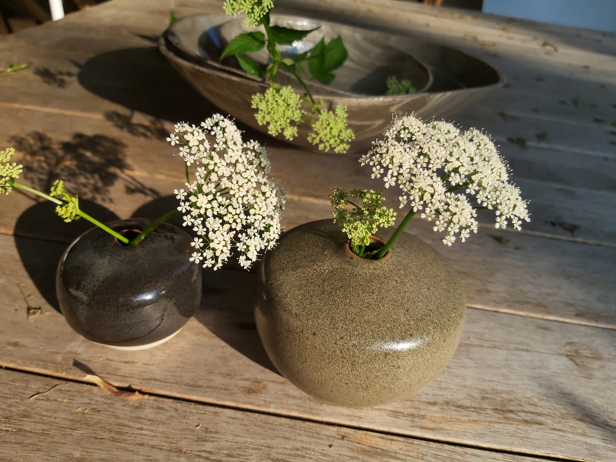 Petits vases en céramique avec fleurs des champs