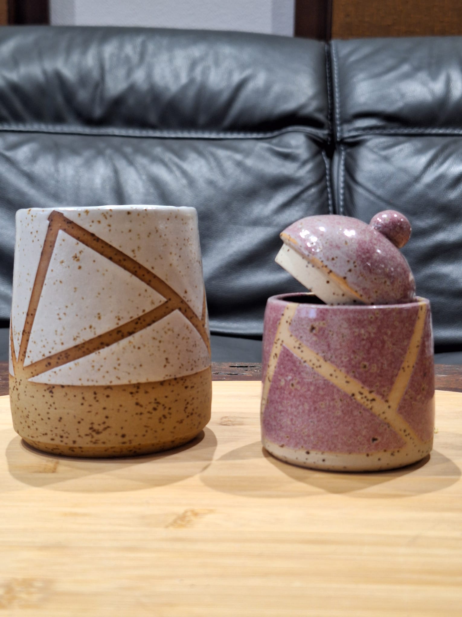 Deux mugs en céramique, finitions rayée et triangle rose