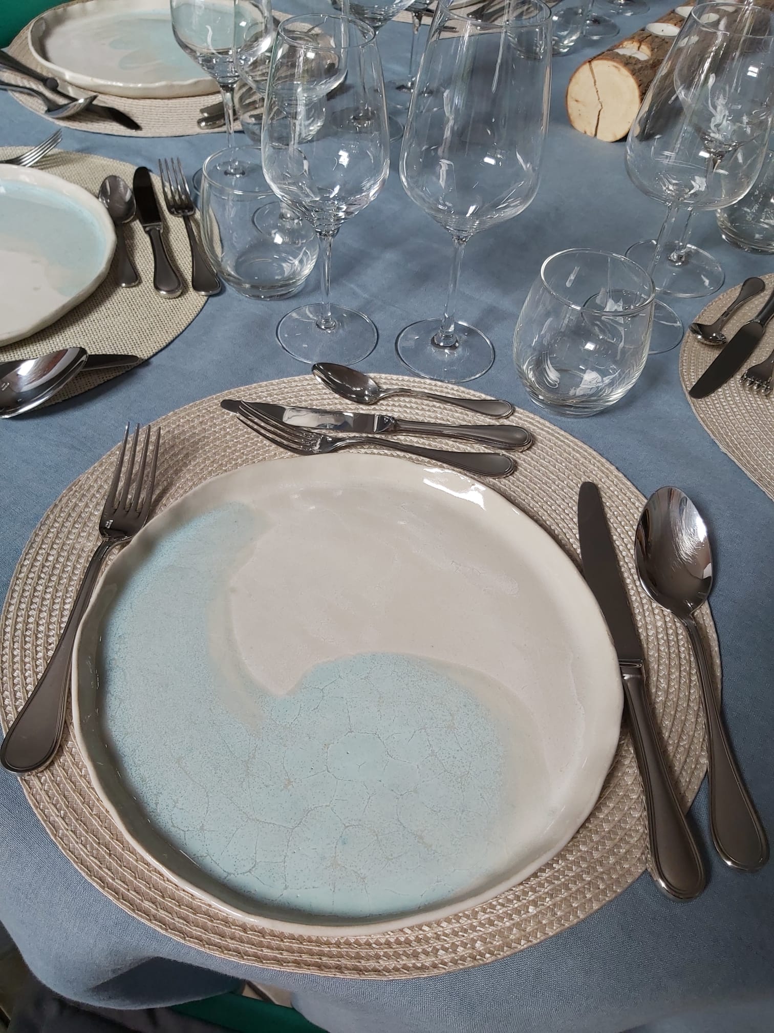 Table dressée avec assiettes en céramique faites main