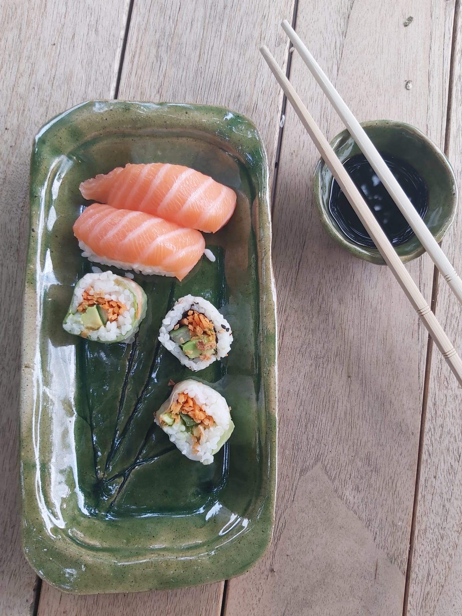 Plat rectangulaire vert en céramique avec sushis