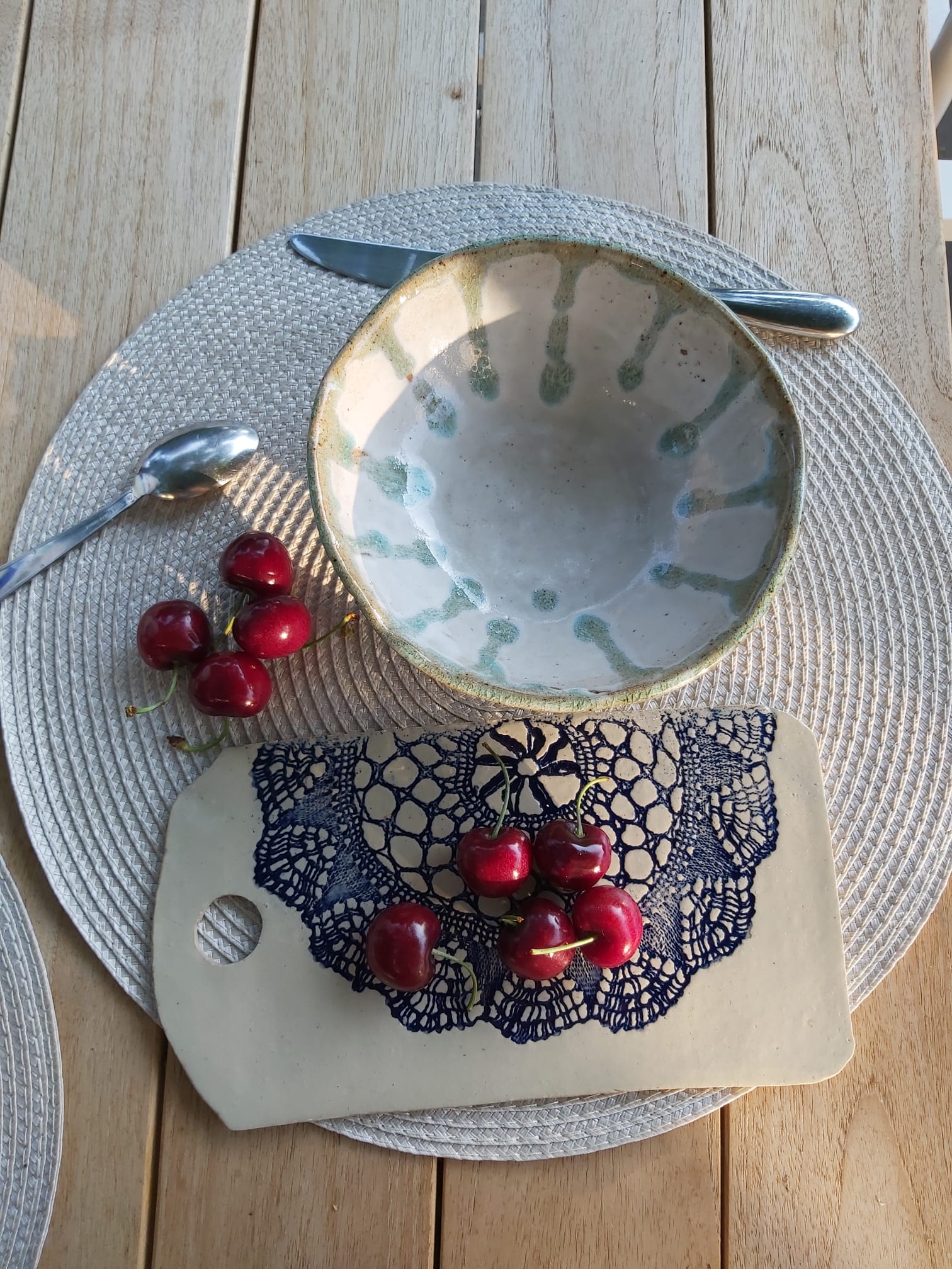 Bol en céramique sur set de table avec cerises