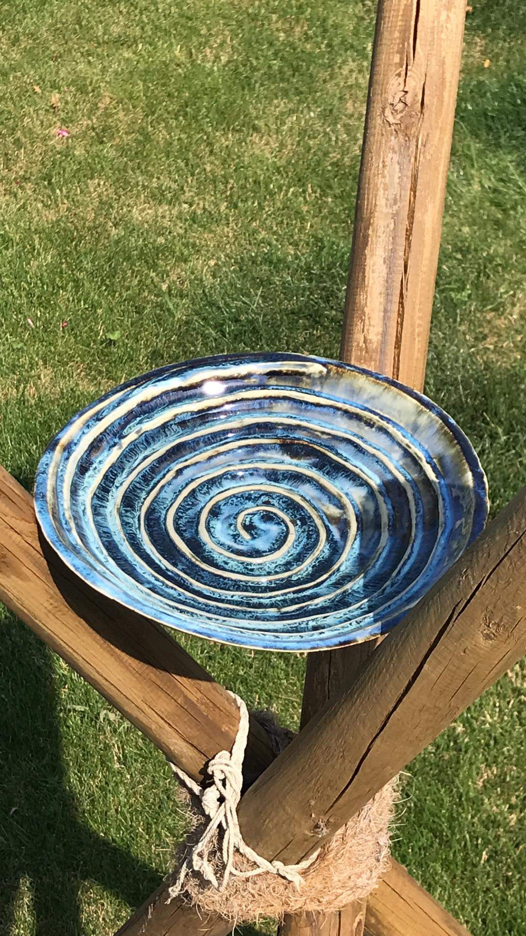 Assiette en céramique à motif spirale bleu, suspendue en extérieur