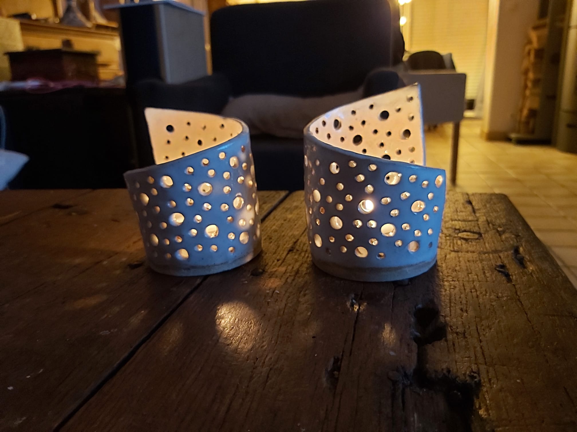 Photophores en céramique bleus à motif pois, allumés le soir